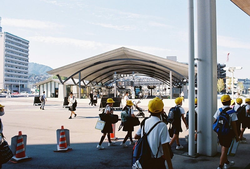 広島・宮島フェリー乗り場付近。
お揃いの黄色い帽子ですね。