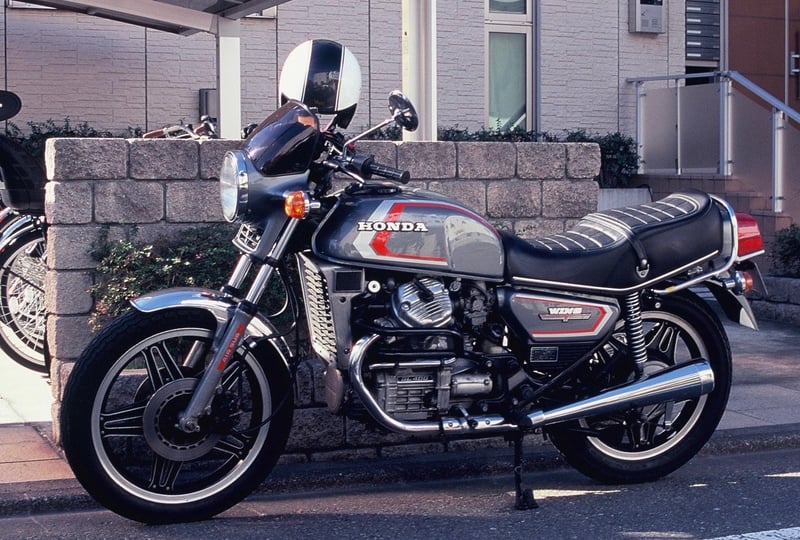 私の相棒、Honda GL400です。
1981年式、私より歳上ですね。