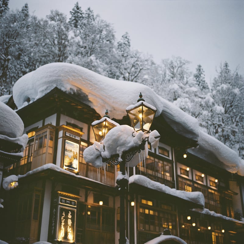 雪が積もる冬の銀山温泉に行ってきた時の写真。
夕方寒い中ガス灯が点灯するまで粘った良い思い出。
撮影:2023年1月