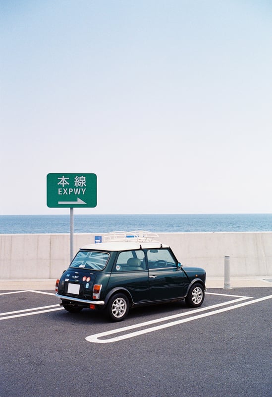 西湘PA、自販機とトイレしかなくなっちゃったけど、駐車スペースから海が見えるようになったな。
※ナンバープレートのみ白塗り加工してます。
撮影:2023年8月