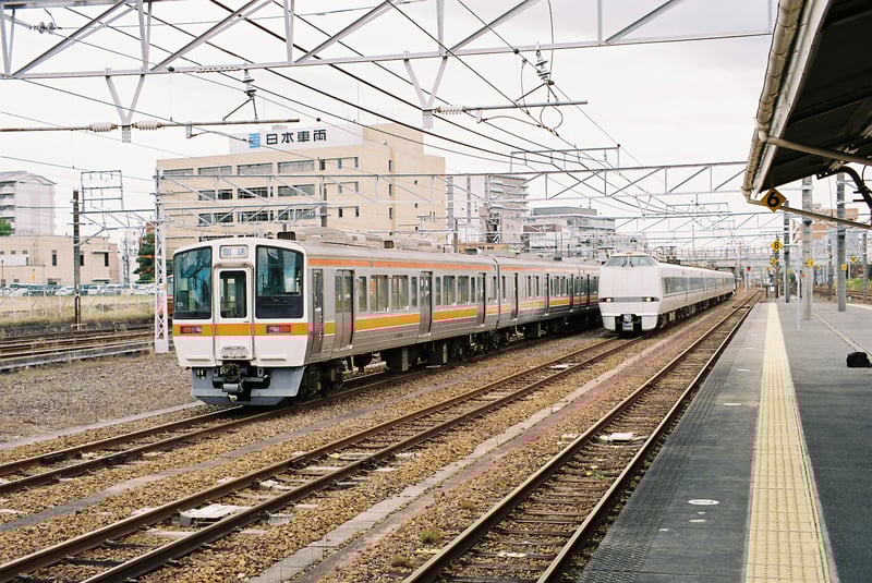 左側の電車が今月末で引退だったので昔のネガから、当時は引退の噂もなく珍しい車両じゃ無いから特に目的を持って撮影した訳でもないけど、こう言うのが後年なって貴重な記録になったりするんですよね。