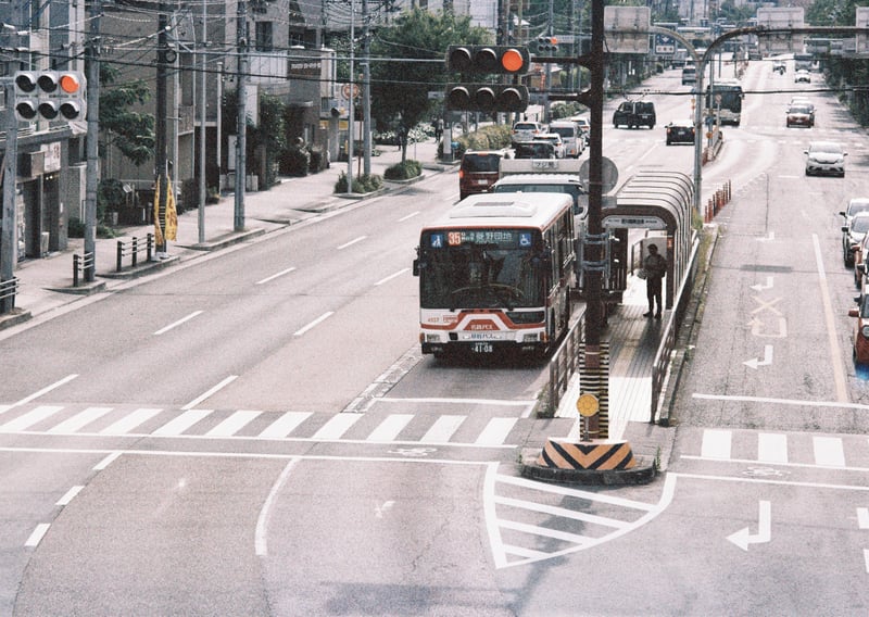 路面電車廃止後、ひどくなる渋滞のために新たに考えられた、道路の中央を走るバス。