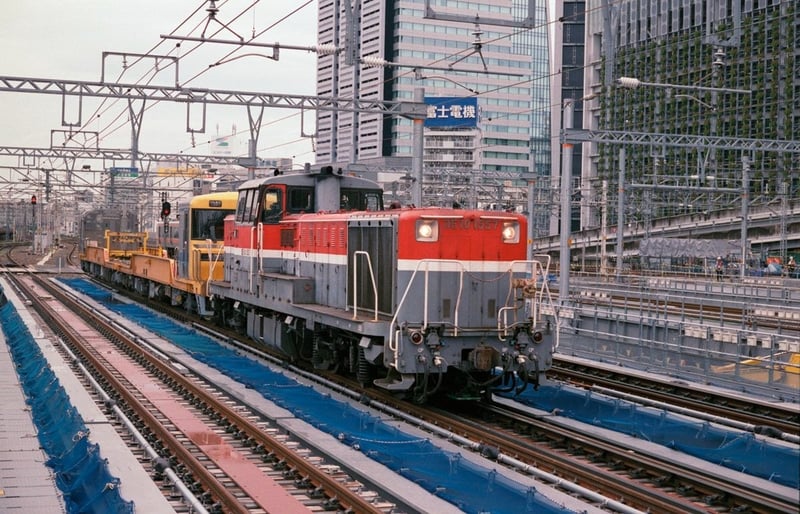 港のレール積載施設へ特殊な車両を運ぶDE10、今は列車どころか線路も廃止になってしまった。