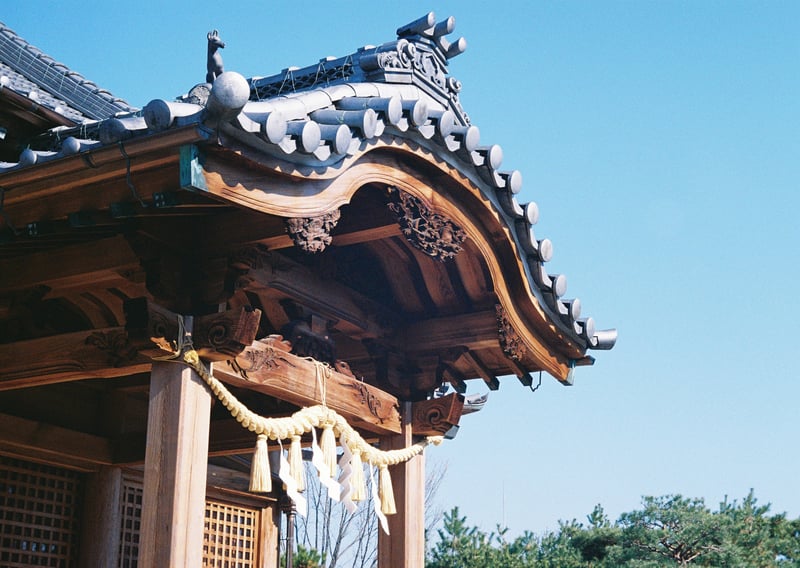 稲荷神社に行ってみたら、屋根にも狐さんが鎮座してました