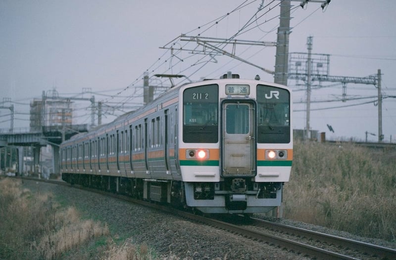 関西本線を走る最初に作られた211系電車
国鉄時代から走ってきた、御長寿電車も年齢には勝てなかったようだ。