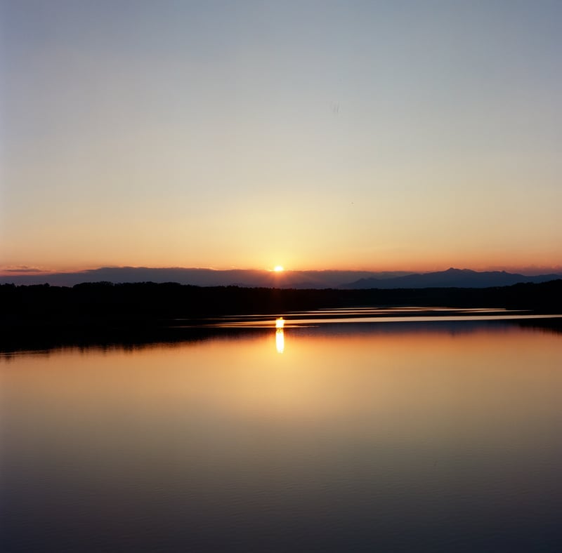 湖越しに沈む夕陽を捉えました