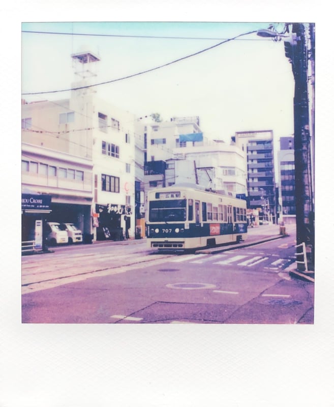 初めての広島へ一人旅行。
可愛い路面電車に見惚れてしまった。