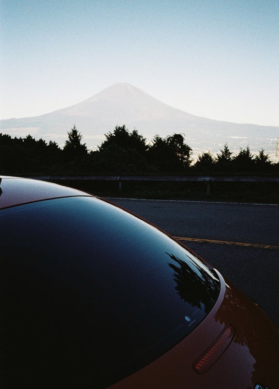 朝の富士山とビートル