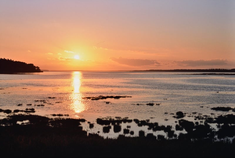 風蓮湖のほとりにて
静かな湖面に沈む夕日を眺めながら
心静まる1日の終わり

湖畔の宿にピットインし
次の日に備える

夏とは言え、北海道は冷房がいらないくらい涼しく
とても快適