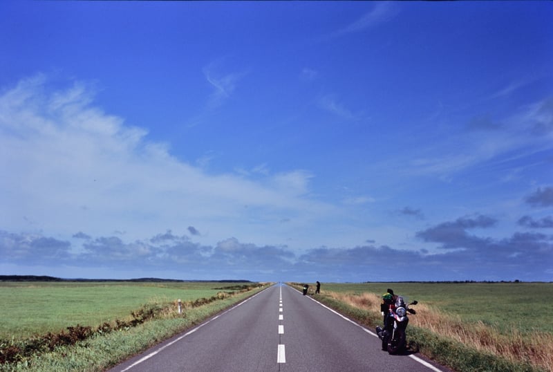 どこまでも真っ直ぐな道は鏡となり、
空とつながる