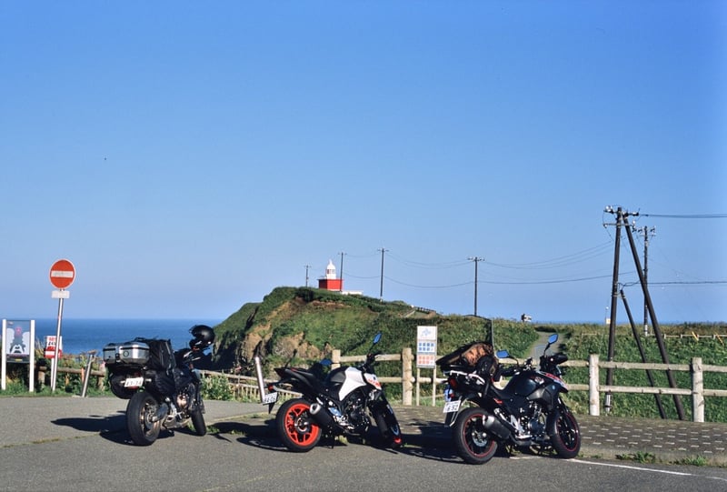 霧多布岬
その名の通り霧の多い場所のよう
ソロツーリングだったけど他のバイクと一緒に撮ってマスーリング気分
こういう他のバイクが写る写真はエモくなる(20年後くらいに)