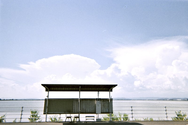 隆々とした雲
強烈な日差しにバス停の影
バイクだけど停車した

Lomography Simple Use Film Camera