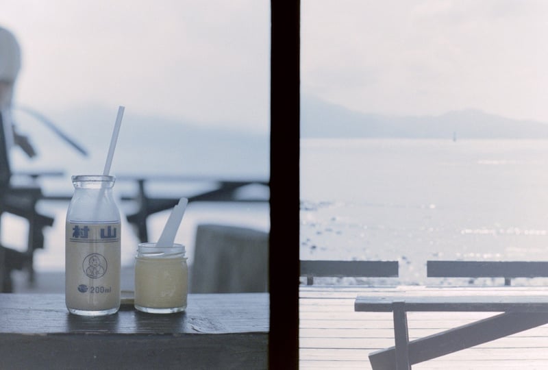 目の前の海水を使って昔ながらの製法で作られた塩をまぶした塩プリンを
潮風を感じながらいただく贅沢