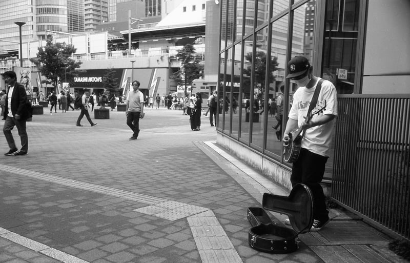 ギターバンジョーは珍しいね。

コンタックスII
イエナ ビオゴン 35mm F2.8
フォマパン100