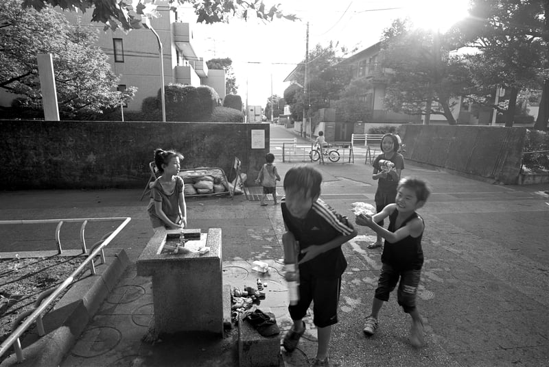 この直後、右の女の子は私を撃ってきた！　^^;;

Hand made 6x9 camera with Schneider Super-Angulon 47mm f5.6 MC
KODAK T-Max400 (400TMY-2)
Self development, Xtol 1:1, 7min. @ 24deg.