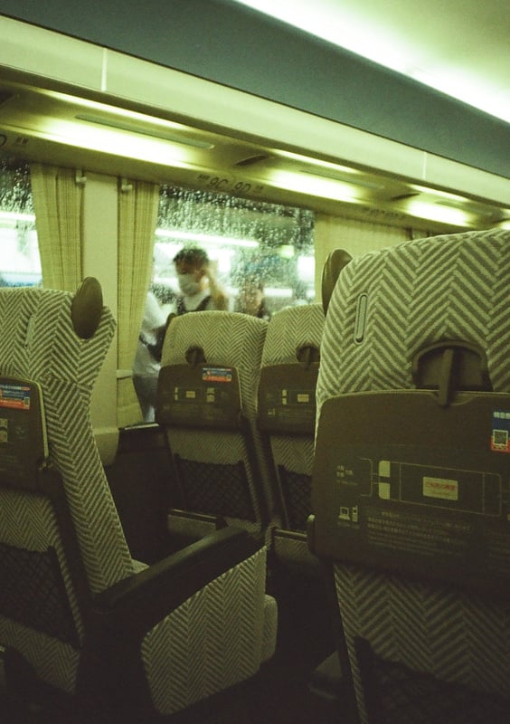 朝の特急電車。雨が降って鬱陶しいですが、特急なら快適。駅には止まらずに広い席でゆったり行きましょう。