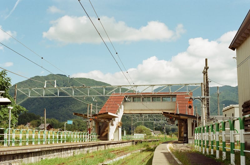 真夏にローカルな電車に乗るとエアコンが効いてきて心地いいですよね。