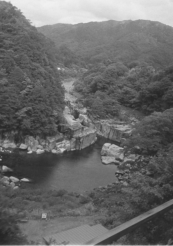 木曽川の名所で両岸が四角い岩で囲まれています。中央本線の特急からなんとか撮れました。