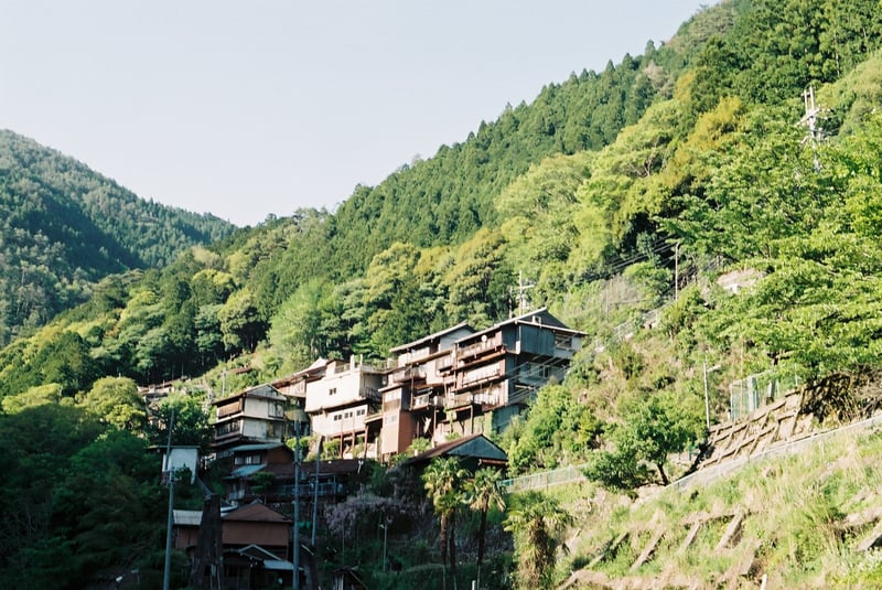 3階建てですが、玄関から家を見たら一階建て。急斜面に建てているので3階に玄関があります。旧大塔村の役場があった集落てなかなか味のあるところです。