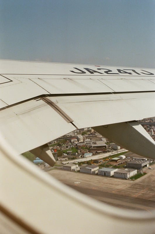 伊丹空港から滑り出すと眼下に家々が見えるように。住宅地の真ん中にあることを実感。