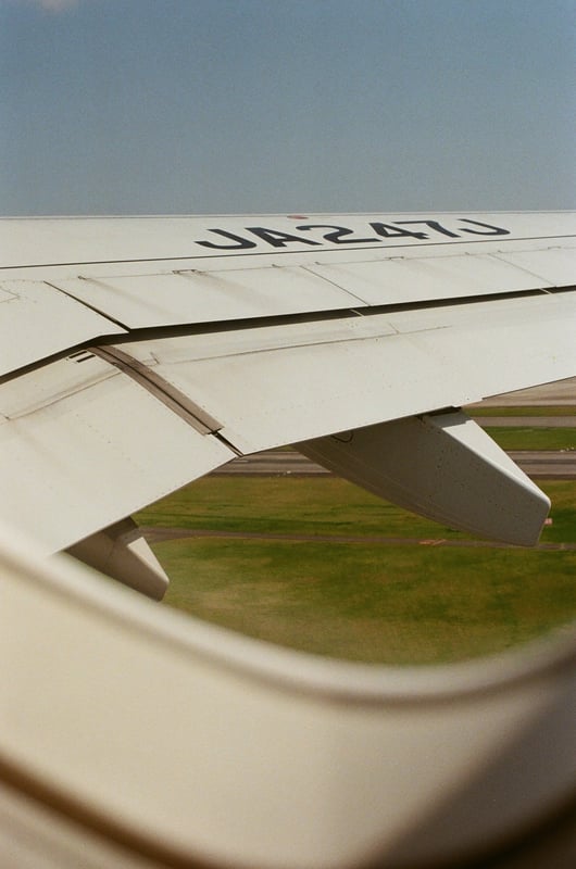 飛行機の飛び立つ瞬間はGがかかる代わりにみるみるうちに地面が遠くなっていくのが楽しい。
