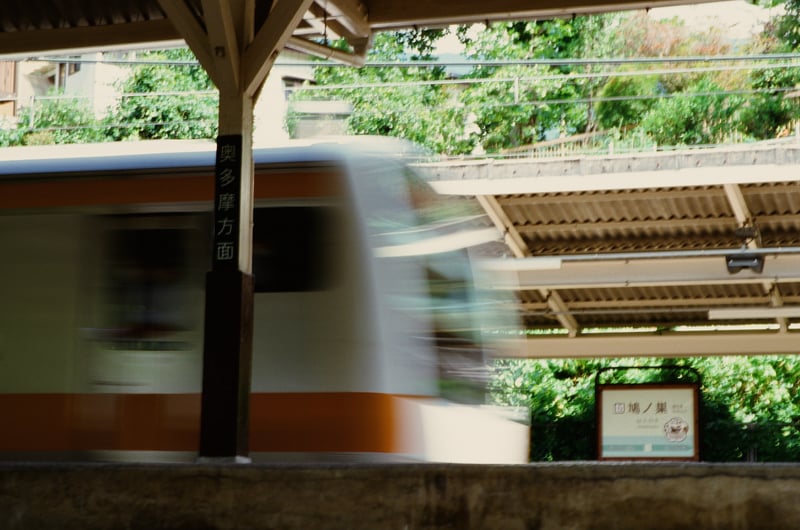 山あいの小さな駅の待合室。次の列車を待っていると快速列車が通り過ぎて行きました。