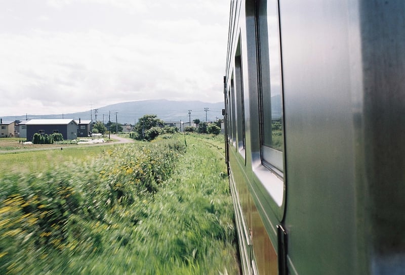 留萌本線の車窓の一コマ。この日は蒸し暑く、ほかに乗っていたお客さんも窓を全開にしていました。こんな風に窓を全開にできるような旅情たっぷりな列車もかなり減ってしまいました。