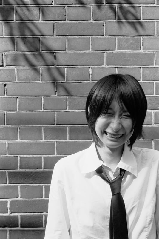 人を撮る時には、ピントが外れていようが露出がずれていようが、いい顔！と思った瞬間にシャッターを切るようにしている。
シチュエーション作りとかポージング指示とか構図とかは初心者以下やけど、それだけはちょっと自信があるんよね。