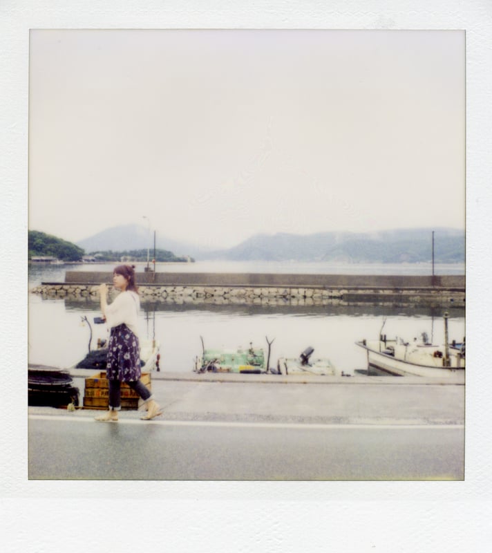 20代の頃は「写真を撮りに行くぞ！」という日には、たとえばデジタル一眼レフにレンズ3本、オートコード、ポラロイドSLR680をドンケのでっかいバッグに詰め込んで持ち歩いたりしていた。
今日の荷物も重たくて友達に驚かれたけど、昔はそんなもんじゃなかったんよ…😅