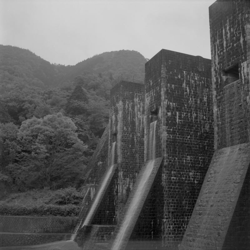 香川の古いダム。
なんとか式ってタイプの、現存している珍しいダムらしい。

とかっていうのは置いといて、ただシンプルにかっこよかった。