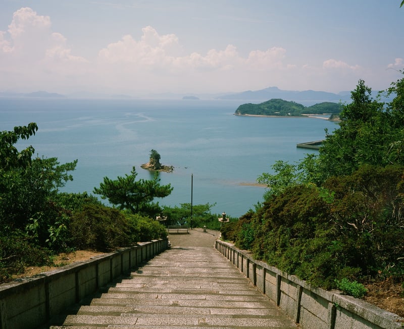小豆島、富丘八幡神社の石段。
海に続く石段として、ネットでも最近ちらほら見かけるようになった。
我が家の氏神様でもある。

それと同時にここは中学校の裏山でもあり、野球部の練習で下から階段ダッシュ捺せられていた場所でもある。
なので「美しい」よりも「しんどかったなぁ…」が先に来る。
この石段を何往復しただろう。