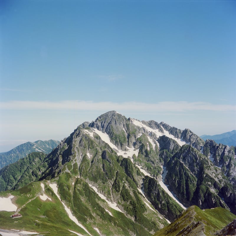 「アワガミ公募展『道』」出展作品（2024）

山登りを始めて1年が経った頃、夏の立山連峰を縦走した。
その途中、別山の山頂から真向かいの剱岳を望んで驚愕した。
道が全く見えなかった。
自分が登るイメージなど全然持てなかった。

その5年後、再び立山を訪れ、同じ場所から剱岳を望んだ。
今度は麓の山小屋から山頂まで延びる1本の道がはっきりと見えた。

翌日、僕は剱岳に登頂した。