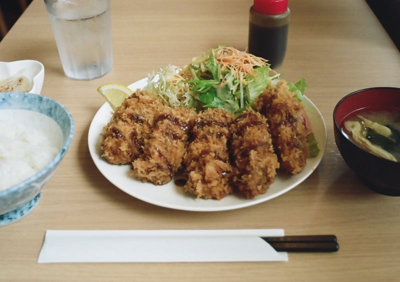 ハーフサイズカメラはちょっとしたタイムカプセル。
現像したら春先に食べた昨シーズン最後のカキフライが写っていた。

カキには3回当たったけどそれでも好き、と言う程度には好きだ。