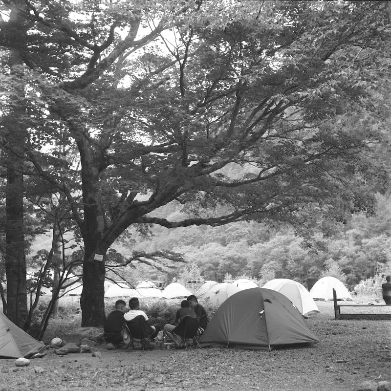 南アルプス北岳の麓、広河原のテン場。
大きな木の木陰で、翌日の登山に備えて宴会をしているおじさんたち。
一人旅の身にはすこし、否、かなり羨ましかった。