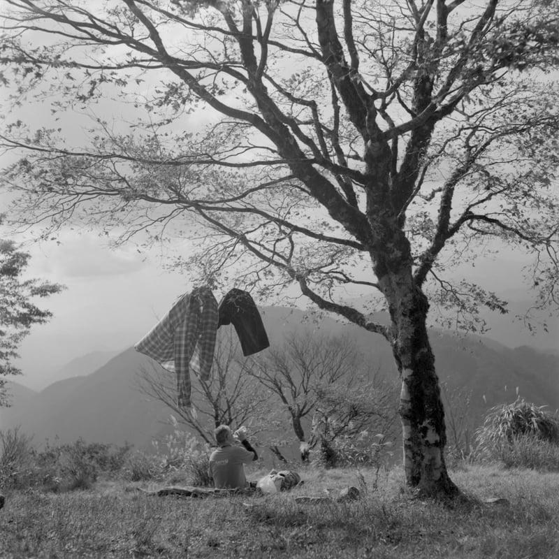 個展「光さす 山路照らされど...」出展作品（2022）

山頂でのんびりするご褒美時間。