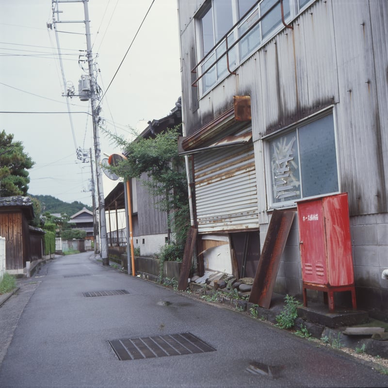 16年前の地元の路地裏。
右手の倉庫はもう取り壊されて更地になっている。
なんでもない風景だけど撮っておいてよかったと思う。