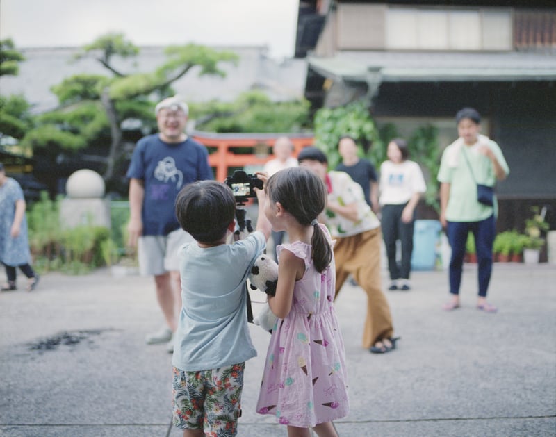 企画展「ほしのひかり」出展作品（2024）

姪っ子甥っ子が生まれてから帰省のたびにみんなで集合写真を撮っている。その写真は彼らが家を出る時にアルバムにまとめて渡そうと思っている。
いつかこの子たちがそれぞれの道で迷ったり揺らいだりした時に、かすかな道しるべになりますように。