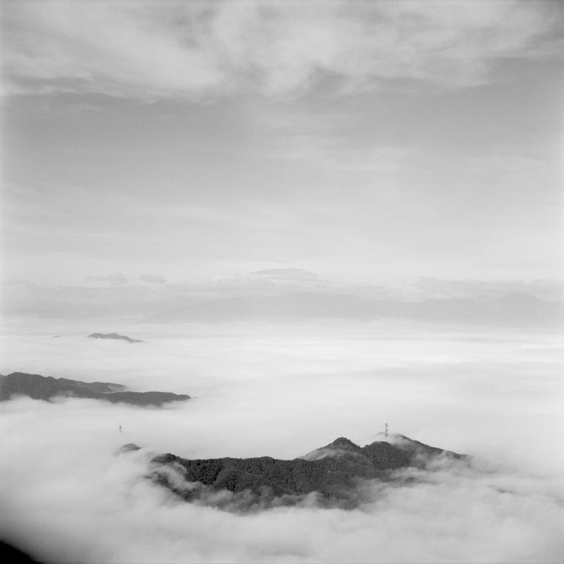 瑞牆山山頂から見下ろす雲海。
ところどころ鉄塔が飛び出しているのが逆に非現実感を強めていた気がする。