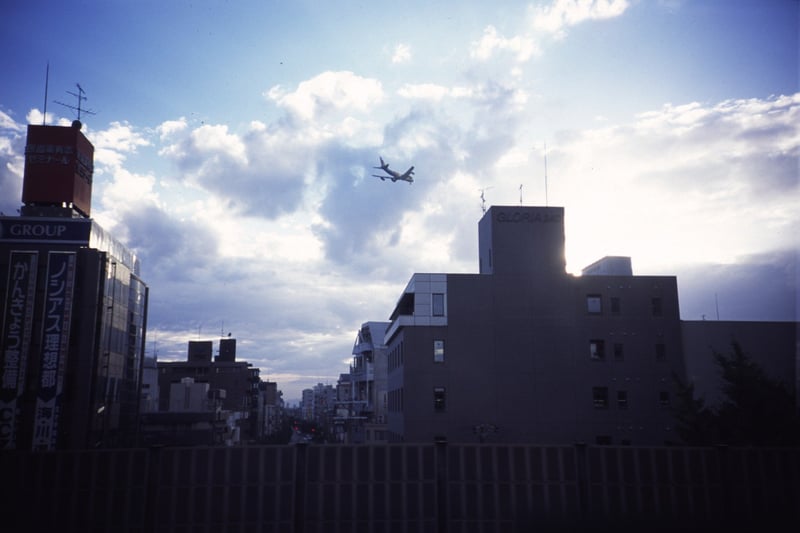 伊丹空港へ降りていく飛行機。
当時羽田への離発着は都市部の上を飛んでいなくて、こんな街中で飛行機が間近に見えるのが大阪の売りだと勝手に思っていた。
LOMOって蓋開けたらすぐ撮れるからこういう場面で便利やったなぁ。