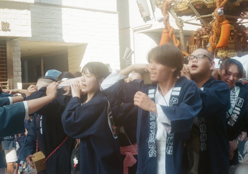 参加していた写真展の期間中にたまたま遭遇したその町のお祭り。
もちろん自分の地元の祭りが世界一なわけやけど、他の土地のお祭りも楽しいし敬意を払いたいと思っている。

この時は曇っていたこのレンズも、この後にお店に出して綺麗にしてもらった。
今はめっちゃシャープに写るんやけど、こうして見るとこのにじみはにじみでなかなか良いな。