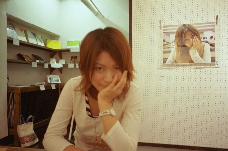 RICOH GR1シリーズはレンズが引っ込んでたら多少蹴ろうが落とそうが簡単には壊れないんだけど、レンズが出てる状態でそこをコツンとぶつけるとすぐ壊れる。(当たり前)
そんな状態で気付かずに撮った1枚。
ピントが奥の壁に行ってて、それはそれでありかも、と今なら思う。
