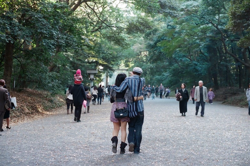人の背中を撮るのが好き。
自分も観る人も、想像力の働く余地がたくさんあるので。
特にカップルの背中はつい撮ってしまう。

明治神宮にて。
