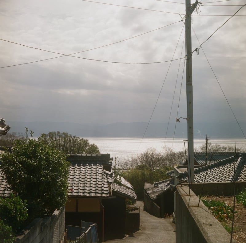 小豆島は別として、瀬戸内海の島では今のところ豊島、男木島、伊吹島が好き。
歩いて回れて、路地が入り組んでいて、猫がいる。時間がゆっくり流れているような気がする。

この写真は伊吹島。