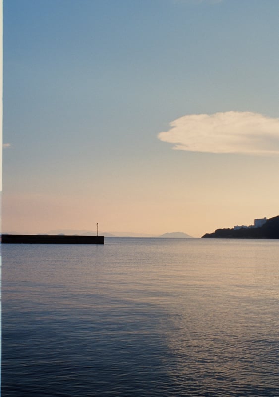 昼でもなく、夕方でもない時間帯。
ネガっぽいけどポジで撮った写真。