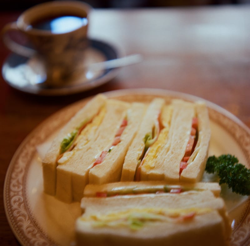 写真展の在廊前に腹ごしらえ。

オートコードにローライナー(クローズアップレンズ)No.3を装着して撮影。