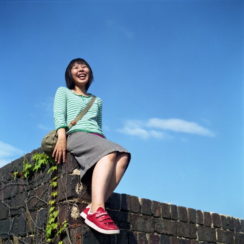 個展「優しい鼓動」出展作品（2005）

写真仲間たちと遊びに行った時の1枚。

ごく稀にシャッターを切った瞬間に「今めっちゃいいのが撮れた！」って手応えを感じることがある。
この写真はまさにそれで、シャッターを切った瞬間に「この写真、個展に使わせて！」とお願いして「現像見なくてええの！？」と驚かれた記憶がある。

最近そんな手応え感じてないなー。