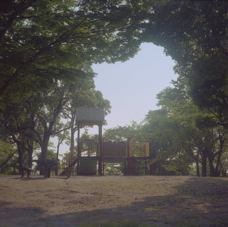 誰もいない公園の遊具は、なにか物淋しくて撮ってしまう。