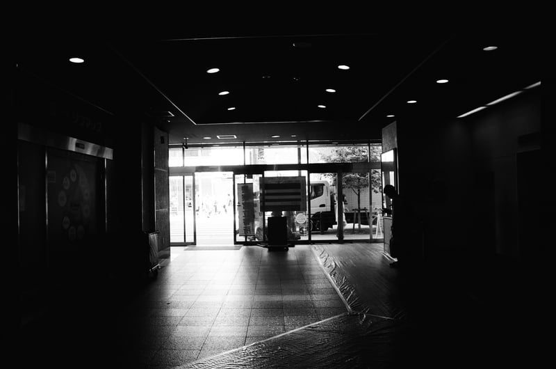 はじめて西新宿でレンズを購入し
はじめてヨドバシカメラに行き、
はじめてモノクロフィルムを買い、
はじめてロールのはじめ＝1枚目