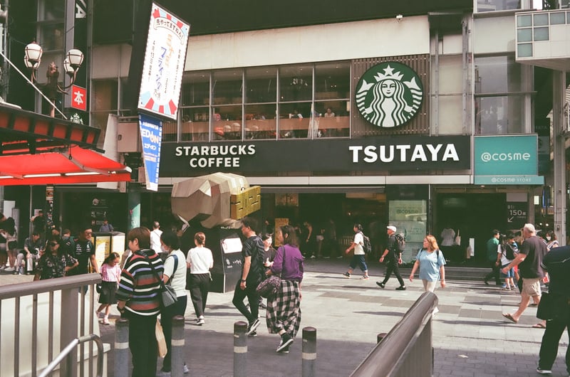 TSUTAYAの下にスターバックスコーヒーですね☕