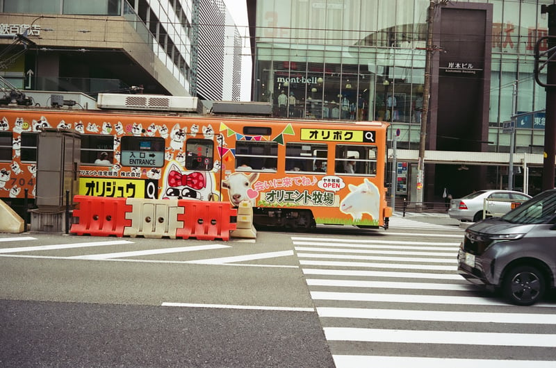 タクシーが出発したタイミングで青信号🚦 この画が撮りたかったのです… でも少し斜めだな😅
スナップ写真の醍醐味ってことで📸